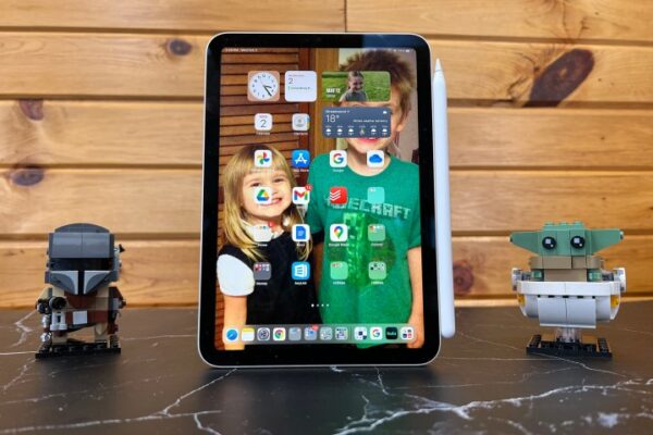 The Apple Pencil attaches to the iPad mini magnetically. The Apple Pencil attaches to the iPad mini magnetically.