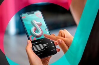 Человек использует TikTok на своем телефоне.