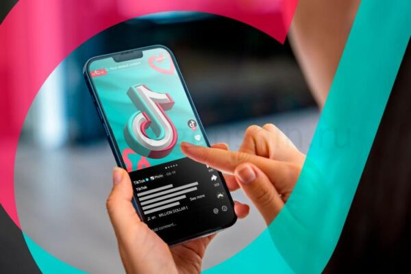 Человек использует TikTok на своем телефоне.