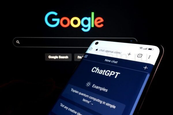 chatgpt на экране смартфона с поиском Google на фоне