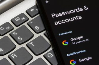 учетная запись Google и пароль на экране смартфона рядом с ноутбуком