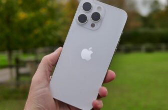 Человек держит Apple iPhone 16 Pro Max.