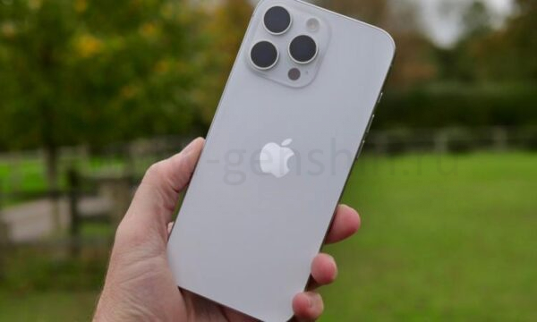 Человек держит Apple iPhone 16 Pro Max.