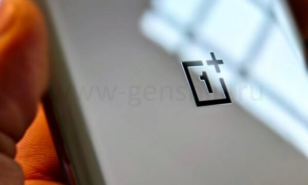 Логотип OnePlus на OnePlus 12 Glacial White.