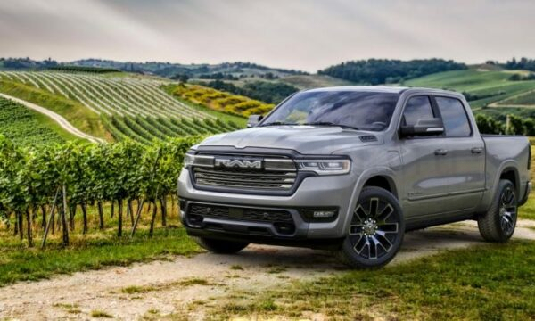 Ram 1500 Ramcharger 2025 года на винодельне.