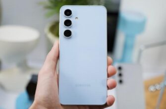 Кто-то держит Samsung Galaxy S24 FE, показывая заднюю часть телефона.