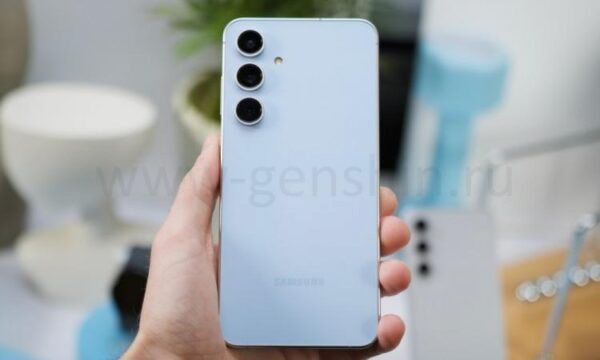 Кто-то держит Samsung Galaxy S24 FE, показывая заднюю часть телефона.