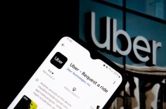 Кто-то держит смартфон с открытым приложением Uber