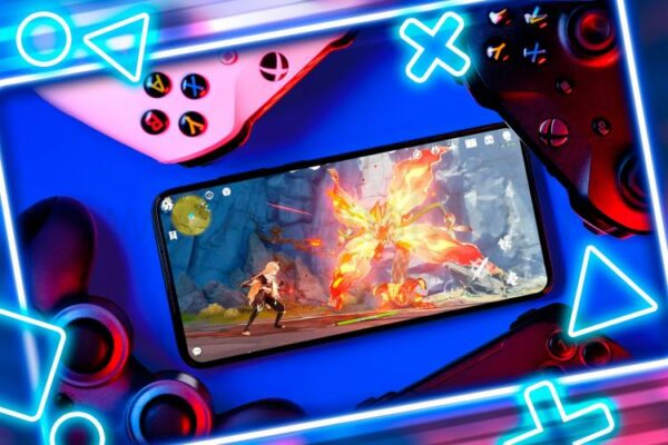 Телефон, играющий в игру с несколькими контроллерами вокруг него.