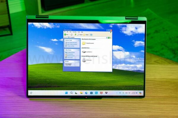 Экран с меню Пуск Windows 11 и обоями, а также Проводником из Windows XP.