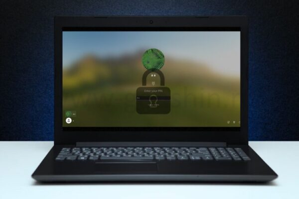 Ноутбук с Windows на экране входа и значком замка