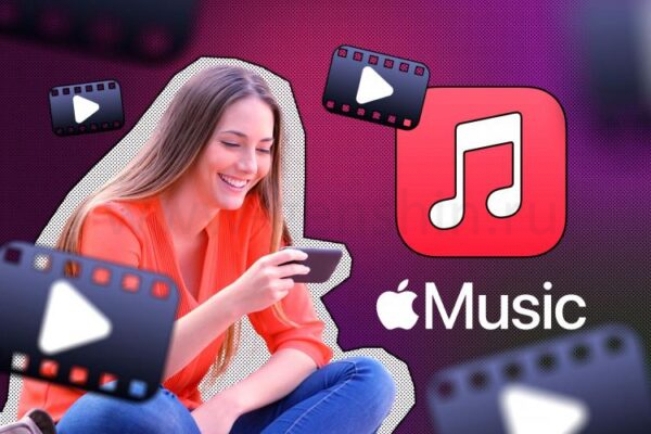 Женщина смотрит видео на своём телефоне с логотипом Apple Music рядом и иконками видео вокруг.