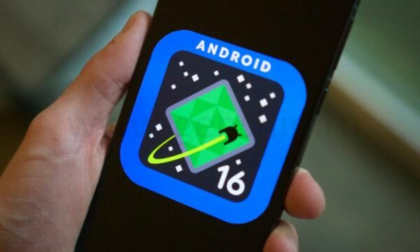 Кто-то держит телефон, на экране которого отображается логотип Android 16.