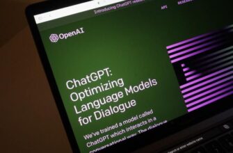 Экран ноутбука показывает главную страницу ChatGPT, чат-бота искусственного интеллекта от OpenAI.