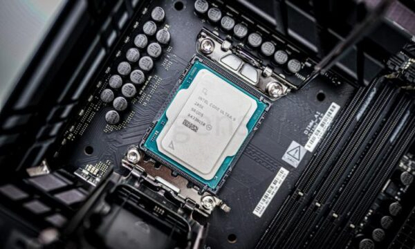 Процессор Core Ultra 9 285K, установленный на материнскую плату.