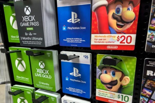 Подарочные карты для Xbox, PlayStation и Nintendo на подставке.