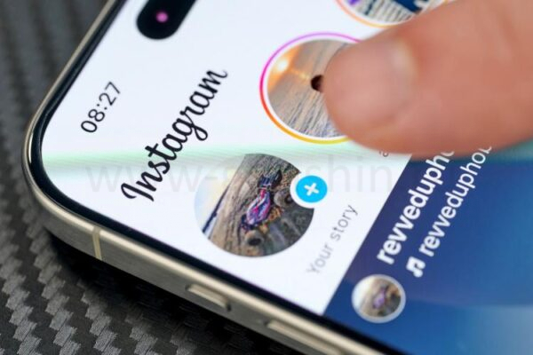 истории Instagram на экране смартфона