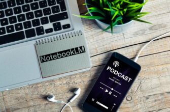 Ноутбук и телефон воспроизводят подкаст с логотипом NotebookLM на столе