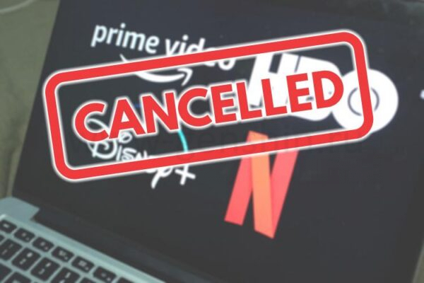 ноутбук с названиями стриминговых платформ и знаком отмены