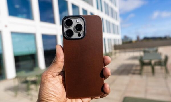 Накладка из магнитной кожи Nomad на iPhone 16 Pro Max