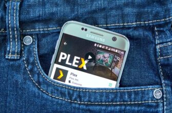 plex на экране смартфона в кармане джинсов