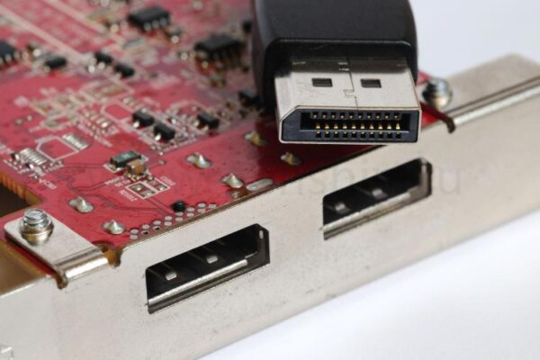 Графическая карта ПК с кабелем DisplayPort.