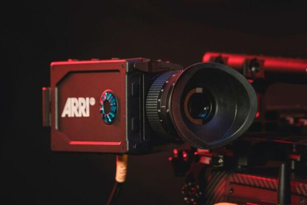 Фото профессиональной видеокамеры Arri Alexa mini LF.