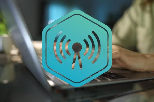 Wi-Fi радиосигнал с женщиной, использующей ноутбук на заднем плане.