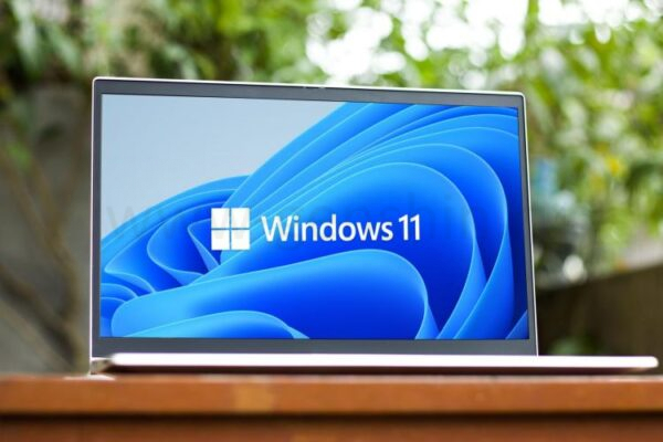 Логотип Windows 11 на ноутбуке