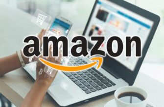 женщина шопится на ноутбуке с логотипом Amazon
