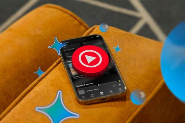 Смартфон на диване с логотипом YouTube Music над экраном. 