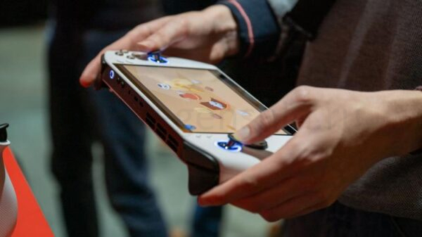 Человек играет в игру на Lenovo Legion Go S (8”, 1).
