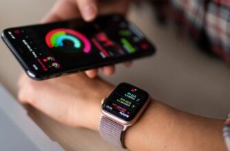 мужчина использует iPhone и носит Apple Watch
