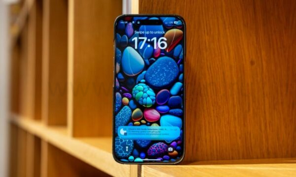 Главный экран iPhone 16 Pro с сводным уведомлением Apple Intelligence