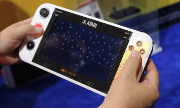 Кто-то играет в Atari Gamestation Go.