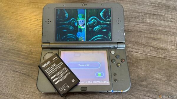 Луиджи открывает переднюю дверь в игре Luigi's Mansion на Nintendo 3DS.