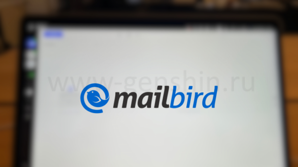 Логотип Mailbird на фоне размытого изображения компьютера с открытым приложением Mailbird