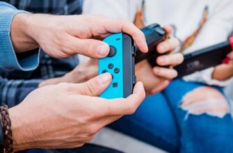 Два игрока играют в Nintendo Switch.