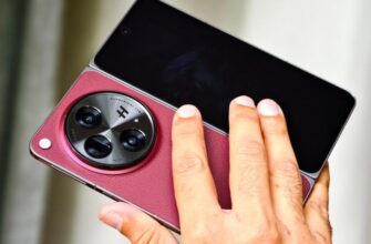 OnePlus Open Apex Edition Crimson Shadow в одной руке.