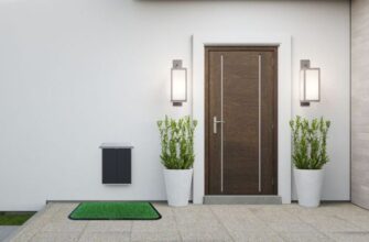 Дверь Pawport для домашних животных, установленная снаружи рядом с ковриком для животных.