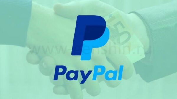 Две руки, пожимающие друг другу, на фоне логотипа PayPal с деньгами