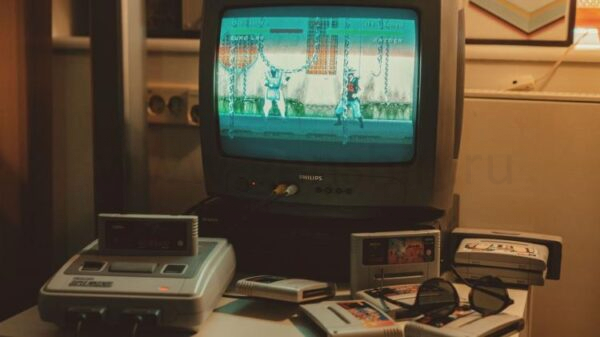 Nintendo SNES, подключенный к CRT телевизору, окруженный игровыми картриджами.