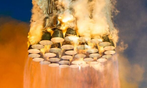 Двигатели Raptor бустера Super Heavy запускают Starship 19 ноября 2024 года.