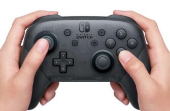 Руки держат контроллер Nintendo Switch Pro на белом фоне.