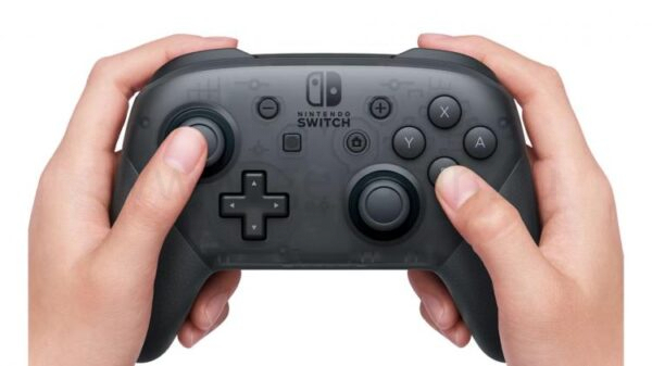 Руки держат контроллер Nintendo Switch Pro на белом фоне.