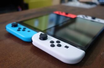 Консоли Nintendo Switch OLED и Switch 2019 года рядом.