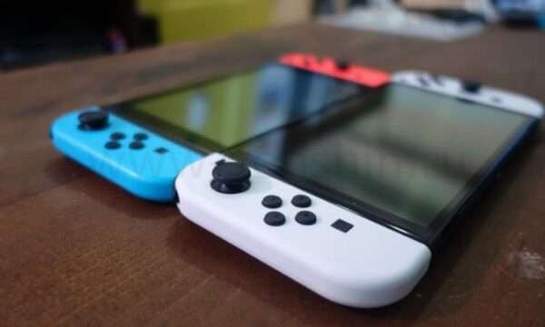 Консоли Nintendo Switch OLED и Switch 2019 года рядом.
