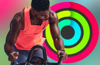 Тренер Apple Fitness+ занимается спортом на фоне закрытых кольцевых активностей и яркого фона.