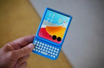 Clicks для Moto Razr+ 2024 в руке