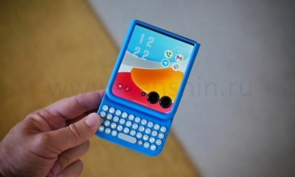 Clicks для Moto Razr 2024 в руке